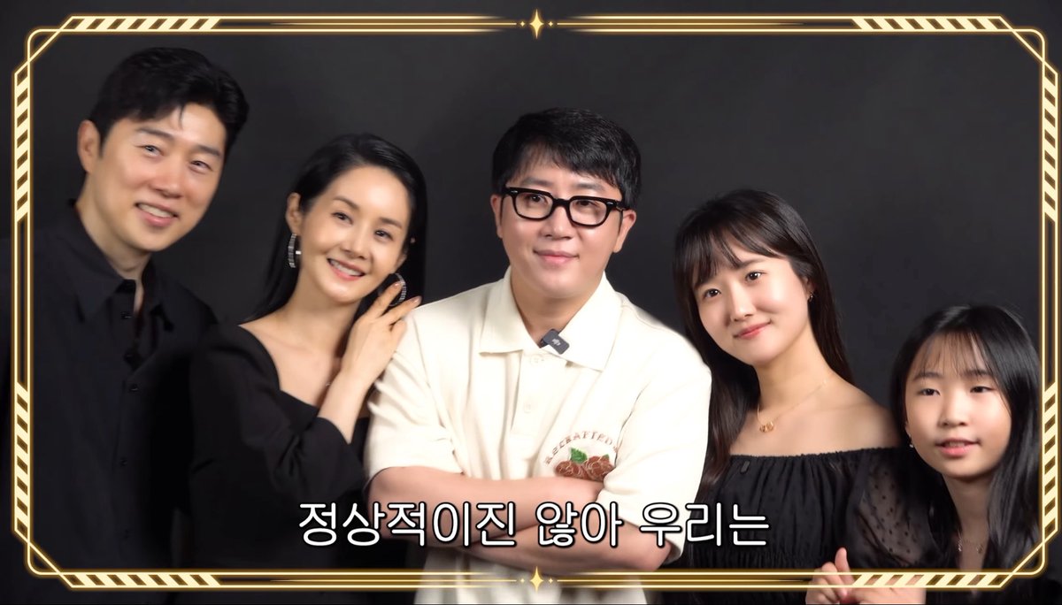 boxerlim94's tweet photo. 아니 X발 가족사진 센터가 남편 인생의 라이벌 https://t.co/2s5o1pwsnw