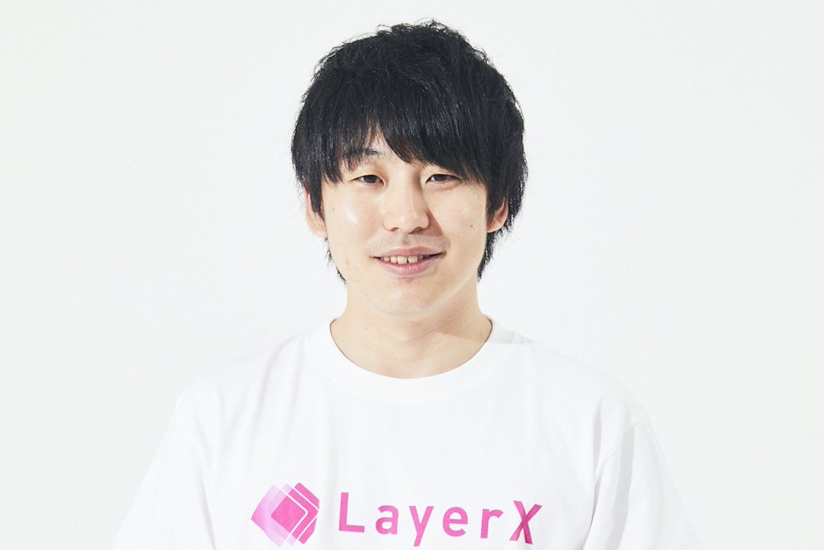 mmmsumo's tweet photo. 年商91億円（前年比1.6倍） LayerX 代表・福島さん（@fukkyy）が語る『幹部採用の黄金ルール』

社内にはCTO経験者が何十人、COO・CRO経験者も2桁人数いるそう。採用強化中のベンチャー経営者・採用担当者さん必見のポイント3点紹介します

❶行動量を、仕組みで管理する

LayerXでは3ヶ月に1回の役員ミーティングに「幹部採用」というアジェンダがある。この3ヶ月で何人に会い、何人にオファーを出したか。役員それぞれがリスト化して持ち寄る。

福島さん自身、サボってしまった四半期に他の幹部からかなり指摘されたことがあるそうです。

『採用というのは絶対に行動が明確に成果に出る』

会っていないなら、行動力が足りていない。会えていて採用できていないなら、口説き方や会社の見せ方、ポジショニングに問題がある。

見られていないことで行動が緩むのは人間として仕方ない。だからこその相互監視だと福島さんは語ります。

❷「この人は来ないかも」で候補から外さない

福島さんは幹部候補に連絡を取ったとき、他にどんな会社から声がかかっているかを聞くそうです。

すると、返ってくる社名が候補者ごとに大体同じ。動いている会社は、ごく一部に限られています。

上場企業やスタートアップで一定の経験を残した人が、意外とステージの早い会社に関わりたいと思っているケースはある。それでも、声がかからないまま終わっている。

「この人は来ないかも」という考え方はやめた方がいい。

❸会いたい人を具体化し、動いた瞬間に連絡する

「どういう人を採りたいですか」「その人に先月何人会いましたか」と聞くと、ほとんどの人が会っていないし、採りたい人も明確じゃない。

採用が回っている会社は、実際に採用可能な人に数多く会っている。今この課題があるからこの人、半年後にこの課題が出そうだからこの人、というレベルで具体化されています。

LayerXの人事チームは、上場企業の役員の異動を全部見ていて、異動した瞬間に連絡するそうです。

例えばYOUTRUSTでステータスが変わった通知にも反応が早く、候補者から「一番早く返信をくれたのがLayerXでした」と言われることが多いとのこと。

3点に共通しているのは、採用を気合いで終わらせず、行動が起きる状態を先に作っていることです。

❶行動量を四半期ごとに可視化し、幹部同士で見せ合う
❷「来ないだろう」で候補者リストを削らない
❸会いたい人を具体化し、変化に即反応する

『採用できてませんっていうのは、会社が努力してませんって言ってるのとほぼ同義』

福島さんはそう語っています。