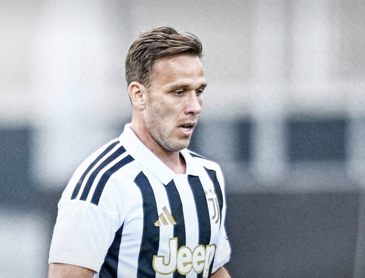 FabrizioRomano's tweet photo. 🚨🇧🇷 Official, confirmed: Arthur Melo’s contract at Juventus has been terminated.

He’s now available as free agent. https://t.co/ucBPIgU9gx