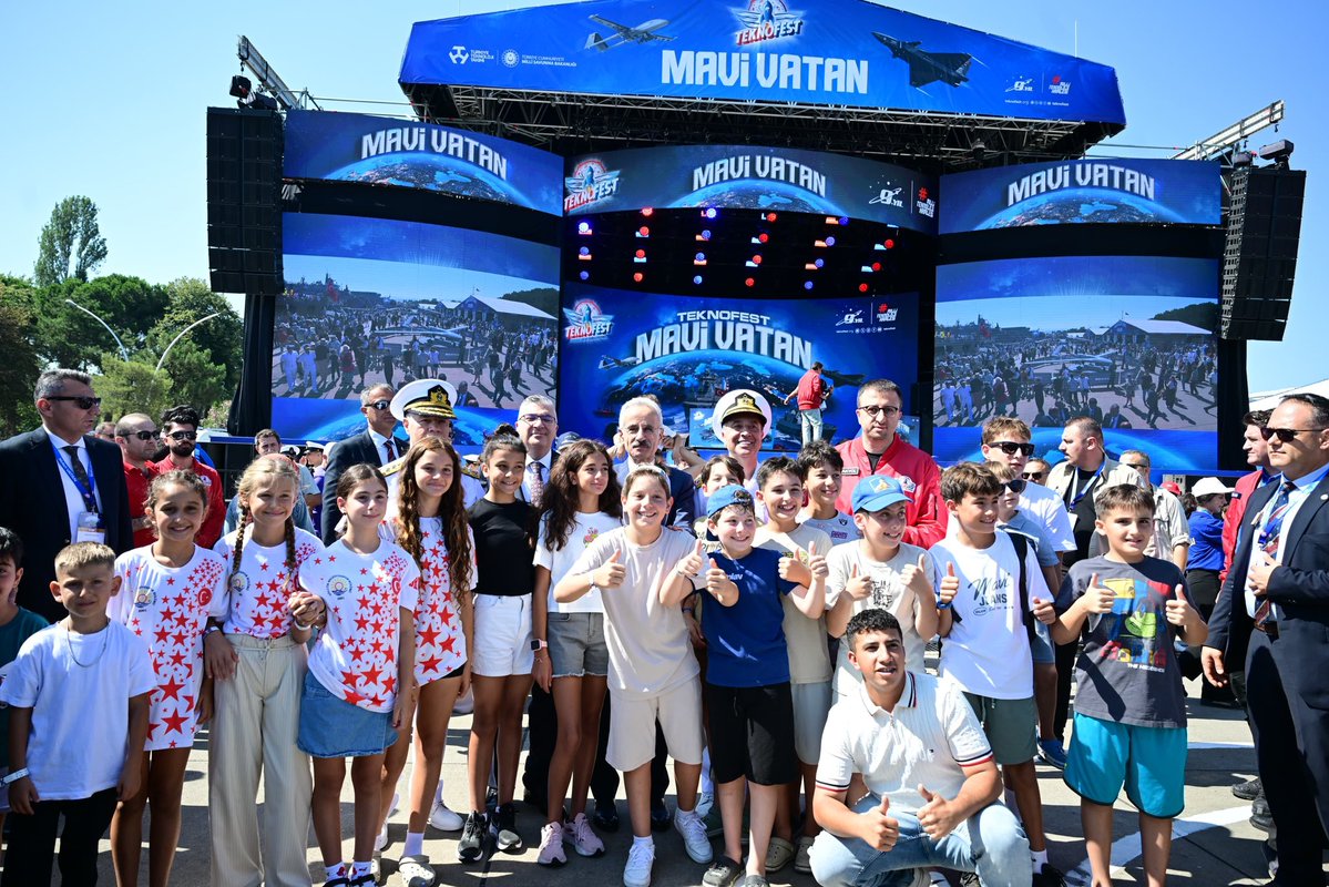 a_uraloglu's tweet photo. Gölcük’te düzenlenen Teknofest Mavi Vatan’da, Türk denizciliğinin ve millî gemi üretimimizin ulaştığı seviyeye bir kez daha gururla şahitlik ettik. ⚓

Bugün kendi gemilerini tasarlayıp üreten ve farklı ülkelerden işbirliği teklifleri alan güçlü bir Türkiye var. 🌊

Gençlerimizin Teknofest’e gösterdiği büyük ilgi, üretim kabiliyetimizin geleceğine dair en güçlü işaretlerden biri. 🚢

Vatan bildiğimiz her yerde kendi teknolojimize ve kendi üretim kabiliyetimize dayanacak, Cumhurbaşkanımız Sayın @RTErdogan liderliğinde Türkiye’nin gücünü daha da ileri taşıyacağız. 💪

📍@teknofest | Gölcük

#TürkiyeHızlanıyor 🇹🇷