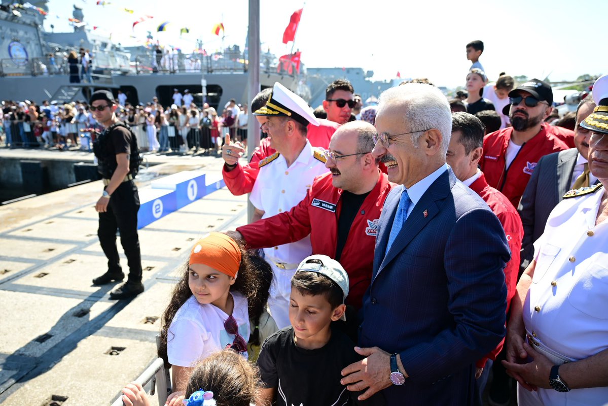 a_uraloglu's tweet photo. Gölcük’te düzenlenen Teknofest Mavi Vatan’da, Türk denizciliğinin ve millî gemi üretimimizin ulaştığı seviyeye bir kez daha gururla şahitlik ettik. ⚓

Bugün kendi gemilerini tasarlayıp üreten ve farklı ülkelerden işbirliği teklifleri alan güçlü bir Türkiye var. 🌊

Gençlerimizin Teknofest’e gösterdiği büyük ilgi, üretim kabiliyetimizin geleceğine dair en güçlü işaretlerden biri. 🚢

Vatan bildiğimiz her yerde kendi teknolojimize ve kendi üretim kabiliyetimize dayanacak, Cumhurbaşkanımız Sayın @RTErdogan liderliğinde Türkiye’nin gücünü daha da ileri taşıyacağız. 💪

📍@teknofest | Gölcük

#TürkiyeHızlanıyor 🇹🇷