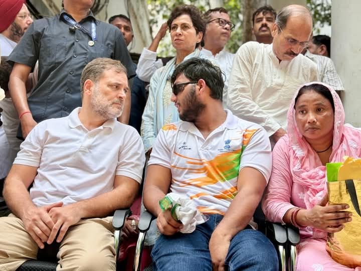 SevadalPNB's tweet photo. ਪੂਰੇ ਦੇਸ਼ ਨੂੰ ਦੇਖਣ ਦਿਓ ਕਿ ਕਿਵੇਂ ਮੋਦੀ-ਸ਼ਾਹ ਸ਼ਾਸਨ ਦੋਸ਼ੀਆਂ ਨੂੰ ਬਚਾਉਣ ਅਤੇ ਨਿਆਂ ਵਿੱਚ ਰੁਕਾਵਟ ਪਾਉਣ ਲਈ ਆਪਣੀ ਪੂਰੀ ਤਾਕਤ ਵਰਤ ਰਿਹਾ ਹੈ।

ਜੇਕਰ ਭਾਰਤ ਦੇ ਨੌਜਵਾਨਾਂ 'ਤੇ ਘਾਤਕ ਹਮਲੇ ਕਰਨ ਵਾਲੇ ਸੋਚਦੇ ਹਨ ਕਿ ਉਨ੍ਹਾਂ ਨੂੰ ਆਪਣੀ ਬੇਰਹਿਮੀ ਦਾ ਕੋਈ ਨਤੀਜਾ ਨਹੀਂ ਭੁਗਤਣਾ ਪਵੇਗਾ, ਤਾਂ ਇਹ ਉਨ੍ਹਾਂ ਦੀ ਸਭ ਤੋਂ ਵੱਡੀ ਗਲਤੀ ਹੈ। https://t.co/uLVvb31EYy