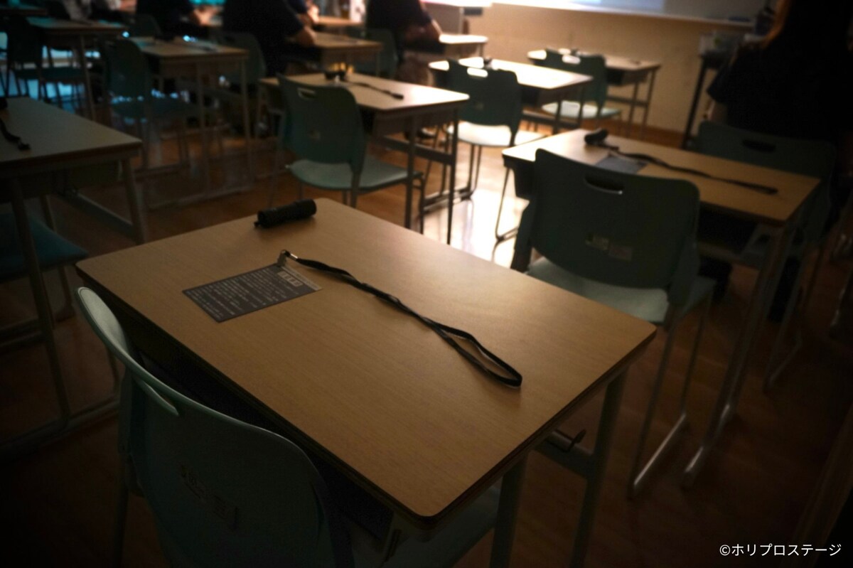 stage_natalie's tweet photo. 夜の学校を探索…きださおりのイマーシブ演劇「どこか奇妙な職業体験 夜の学校調査員」開幕（舞台写真あり）
https://t.co/TVUkoWqzKd

#夜の学校調査員 https://t.co/KXGEoL7UuO