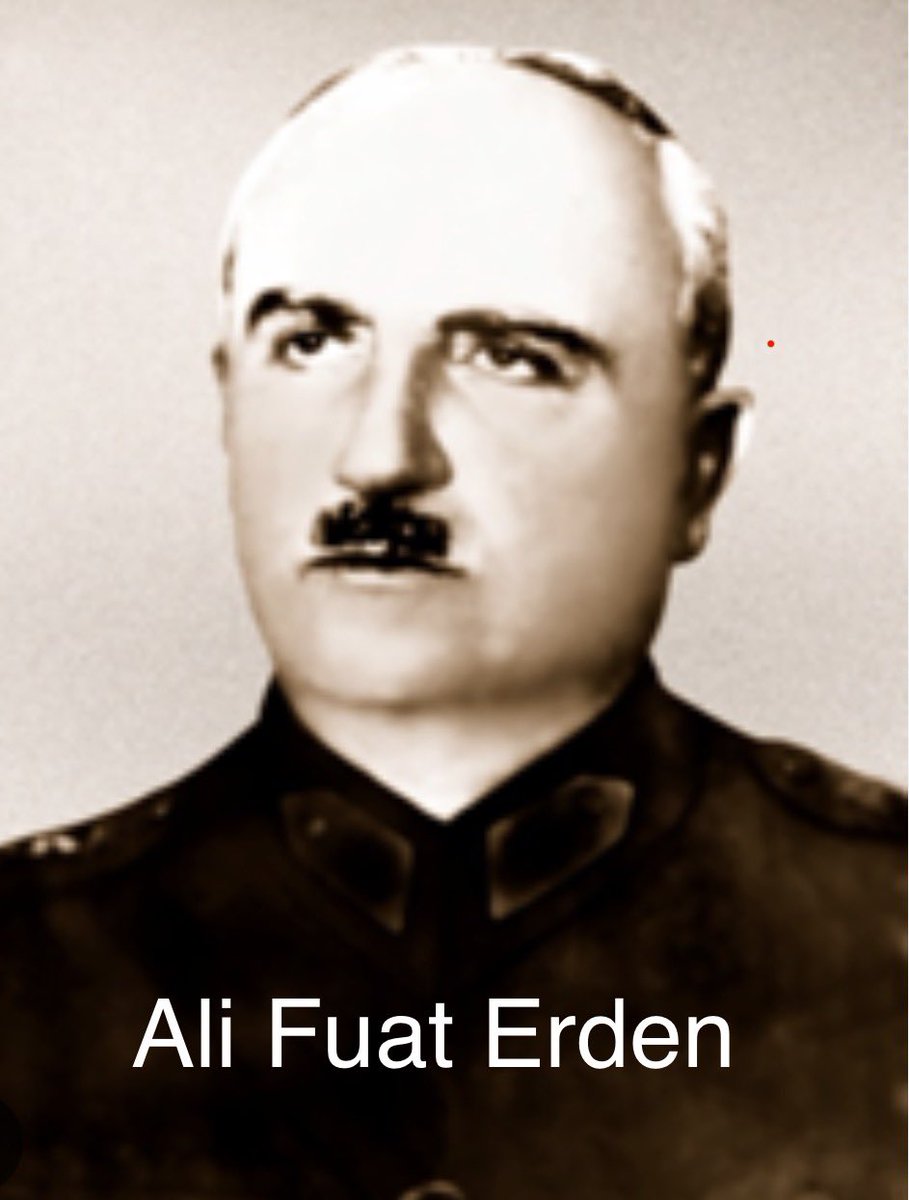 Egurbas_tr03's tweet photo. Kapanmak üzere olan mevcut perdenin özetini vermiştim. Konuyu örneklerle kısaca bir daha anlatalım!

Orgeneral Ali Fuat Erden, 1931-1943 yılları arasında uzun süre Harp Akademileri Komutanı olarak görev yapmıştır. Subay ve kurmay yetiştirme düzeninde önemli rol oynamıştır ama Kurtuluş Savaşı'nda görev almamıştır.

Öte yandan, Halil Kut Paşa; Musul’u işgal etmek isteyen 60 bin kişilik İngiliz ordusunu 20 bin kişilik Türk askeri ile bozguna uğratmıştır. İngilizler toplam 30 bin kayıp vermiş, ilave olarak 13 general, 481 subay ve 13 bin 300 erleri Halil paşaya teslim olmuştur. 

Halil Paşa, Mustafa Kemal Paşa tarafından milli mücadelenin stratejik lojistik desteğinde görevlendirildi. 1920 Haziran’ında Moskova'ya giderek Sovyet liderleriyle görüştü ve daha sonra Sovyet yönetimi tarafından TBMM Hükümeti'ne gönderilen külçe altınları (8 ton) ve silahları getirdi. 

Milli mücadele yılları sonrası, bugün dahi bilinmeyen nedenlerle tasfiye edilen diğer gazi askerler arasında yerini aldı! Ali Fuat gibiler ise sistemin kilit noktalarında…