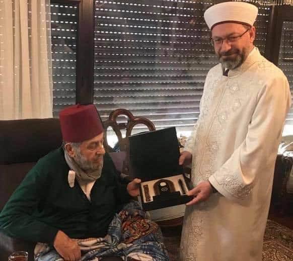 r_zelyut's tweet photo. İşte size Türkiye'deki mezhepçi din adamlarının tavrı, zihniyeti ve tercihleri:
1)26 Mayıs 1919'da  Yunan ordusu Manisa'yı işgal ediyor. 
Manisa'nın  çok dindar hocaları, şeyhleri işgalci ordu komutanı Prans Andrew'i diğer din adamlarıyla birlikte böyle sevinçle ve kucaklayarak karşılıyor.
2)Bir başka hoca (şeyh) müritleriyle Yunan Subayı'nı ziyaret ediyor. Sarıklı din adamları işgalci düşman subayı önünde secdeye varıyorlar.
3)"Keşke Yunan galip gelseydi!" diyen bir ihanet üstadını bu ülkenin Diyanet İşleri Başkanı olmuş kişi ziyaret edip saygılar sunuyor.
4)İşgalci Yunan askerinin fesiyle, AKP'lilerin üstat ilan ettiği Kadir Mısıroğlu'nun fesi birbirine nasıl da benziyor.
5)İşte bunlar şimdi bize Müslümanlık, vatanseverlik, millilik dersi vermeye kalkışıyorlar.