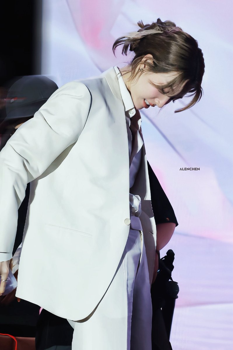 Kiw272's tweet photo. สูทขาว พอจะสู้สูทเขียวได้มั้ยคะ
แต่สูทไหน ก็เป็นพิกรณ์สูทหล่อของแม่ 😳

#OrmKornnaphat‌ 
#ออมกรณ์นภัส‌ https://t.co/k0bDehOYNd