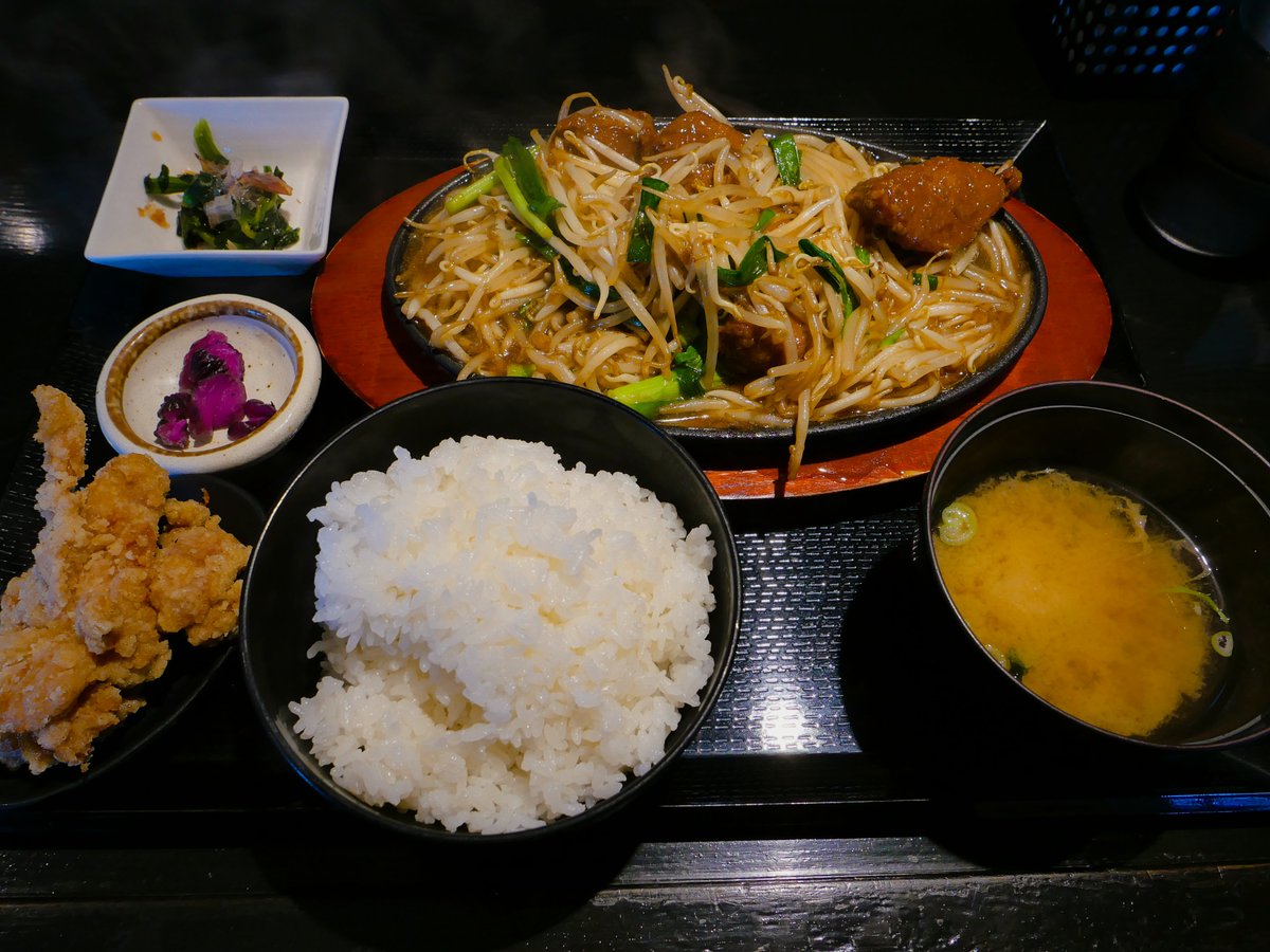 akki_MH_69's tweet photo. 【楓楸栞】さん
(石巻市大街道東)
「レバニラ定食(ご飯大盛り)+もやし増+唐揚げ(塩)1個+ステッカー」
今週も来たぜ石巻！
鉄板熱々レバニラ。レバーデカい！熱い！上顎火傷！笑  要注意です。
旨ximum！
ご馳走様でした。
#AKi飯活2026
※唐揚げはおみくじ「大吉」プレゼント品 https://t.co/GgiFVDVkqJ