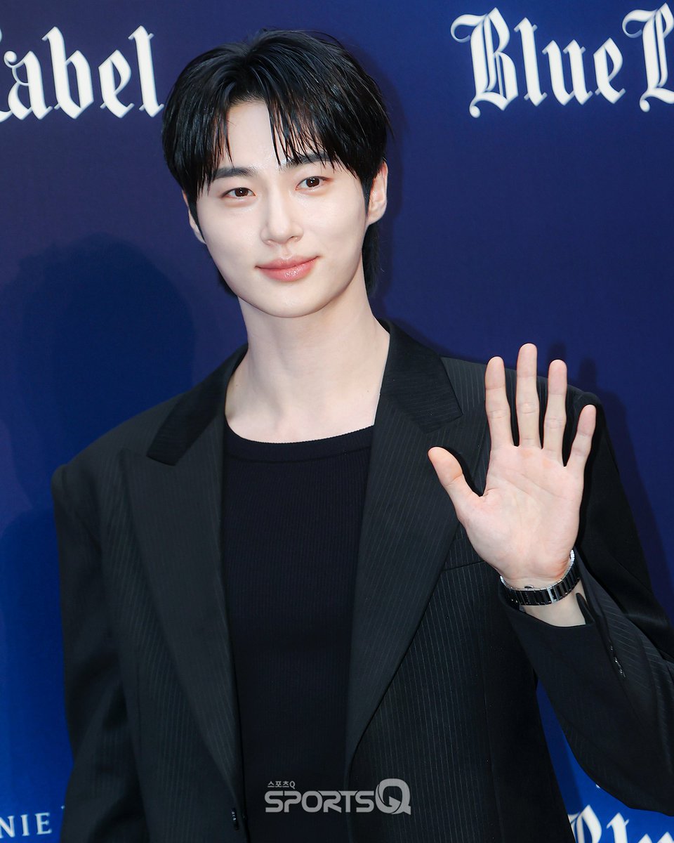 sportsqnews's tweet photo. [#포토Q] 250821 ‘변우석’ 조니워커 블루 포토콜

📌https://t.co/77ltuHgQ8s

#변우석 #ByeonWooseok
#조니워커블루 #johnniewalkerblue https://t.co/dvHgArPHSo