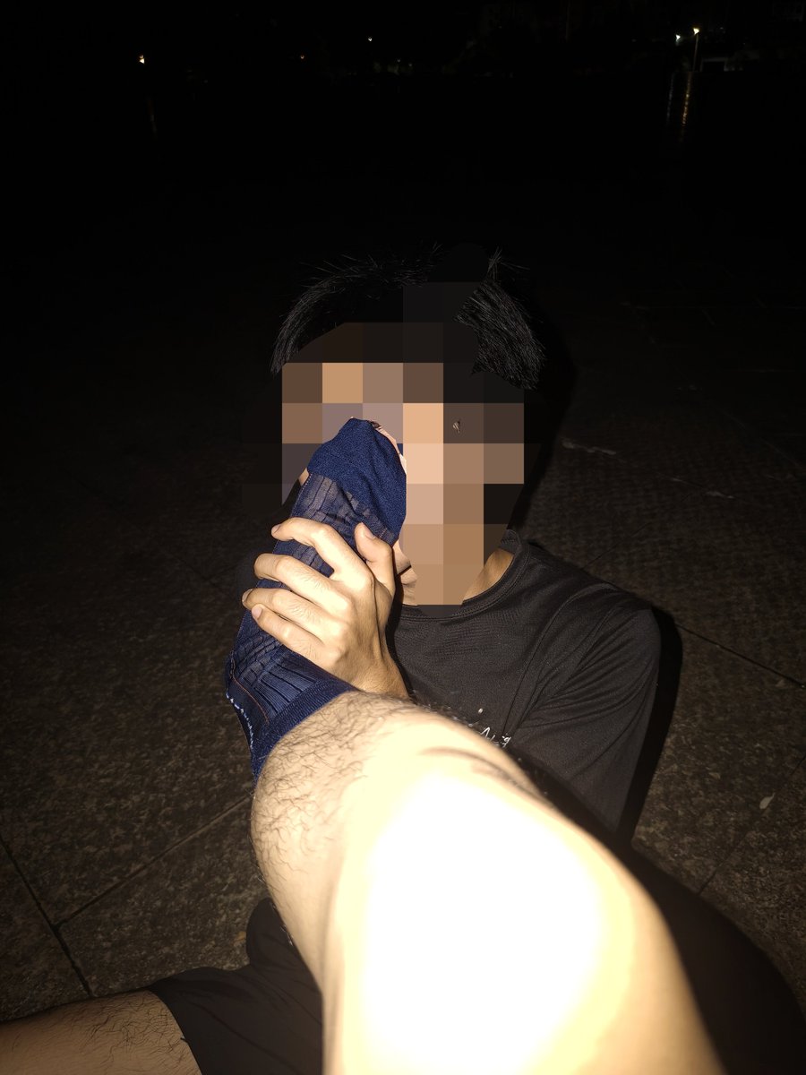 mensheermaster's tweet photo. 午夜户外小野狗
刚成年的畜生就是听话好玩，整只丝袜脚都沾满了它发情的口水
就当是大哥哥给它的开学成人礼了🤑
#皮鞋丝袜 #粗口 #atm奴 #1s https://t.co/f1h16ZYTAd