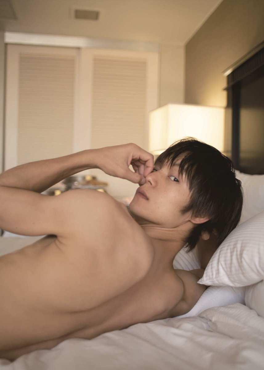 machop_gym5's tweet photo. 窪田正孝、服着てたら細身なのに 脱いだらこの身体なの反則

38歳でこの肩・胸・腹筋 このギャップはさすがに強すぎる

▫️ 窪田正孝（38歳） ▫️ 175cm ▫️『ブルーロック』出演中

#筋トレ #窪田正孝 #ブルーロック https://t.co/dvexSfOQzj