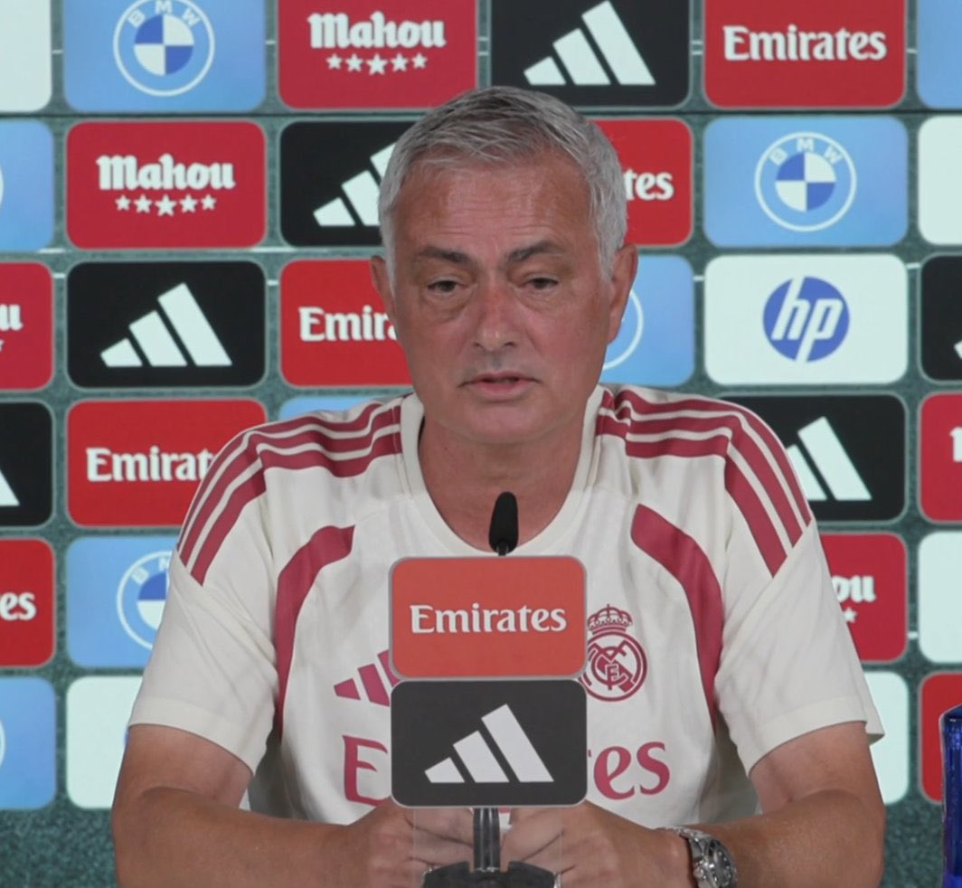 RMadrid_actu's tweet photo. 🚨 José Mourinho : "Mes joueurs savent DÉJÀ QUI SERA TITULAIRE demain. J'aime être clair et transparent." ✅ https://t.co/qALYDr7vW0