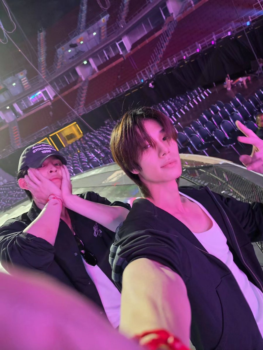 Lookppeach1's tweet photo. Aldım yedim yuttum
#PondPhuwinConcertD1 https://t.co/alaDtDMYCg