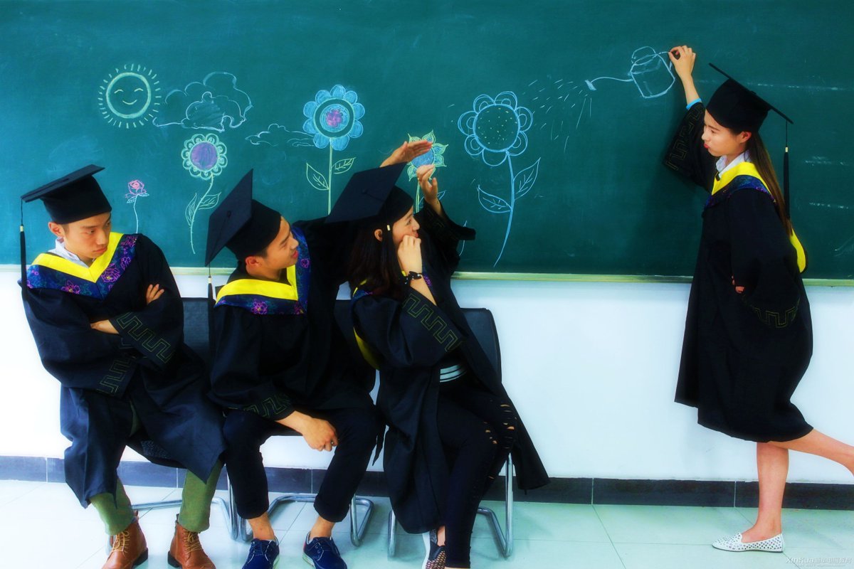 JustBarbie727's tweet photo. Graduation season breeze carries laughter, tears and all the unsung stories that made these four years unforgettable. Off to new horizons, but the bonds forged here stay forever. Congrats to the class of us!， https://t.co/lBN6h3BkCp