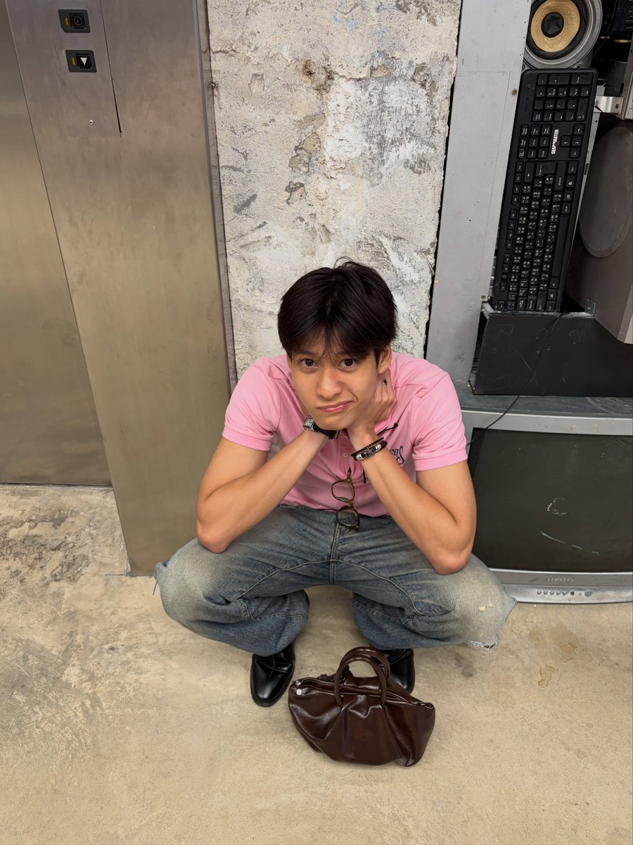 porpp94's tweet photo. ไม่ใช่แค่เรื่องการแต่งตัวอย่างเดียวนะที่น้องบุ้งกี๋เทสดี มีอีกเรื่องคือท่าทางการถ่ายรูปออกมาให้ดูน่าสนใจ แล้วแต่ละรูปคือเลือกได้ออกมาดูดีสุดๆ เก่งอ่า 😍

ฝากลูกชายป๋มด้วยค้าบ 🙏

IG : bsurasee
X : @bsurasee_
TT : @.bsurasee

#boongkeesurasee https://t.co/WTE6GUxurm