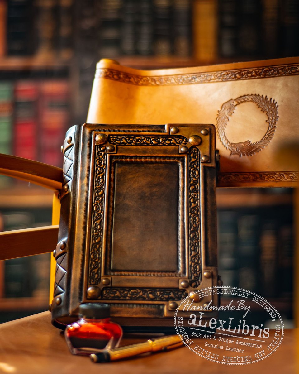 aLexLibris's tweet photo. #leatherjournal #medieval #bookart #writer #writing #fountainpen https://t.co/qQhqZkY0EO