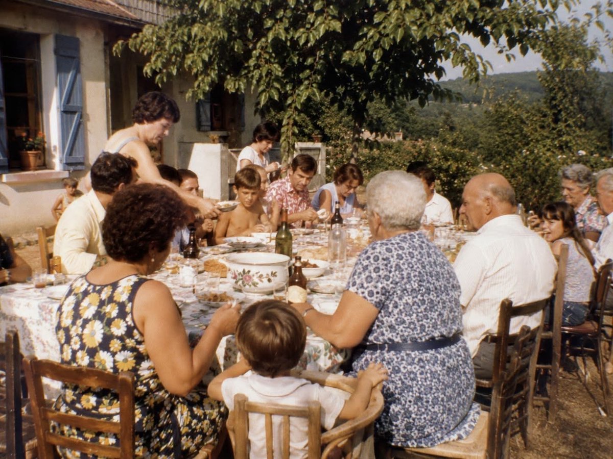 yvan_theriault's tweet photo. ❤️ Un jour, il y a eu un dernier été où tout le monde était encore là…

Une grande table dans le jardin.

Les parents, les grands-parents, les frères et sœurs, les cousins…

On mangeait, on riait, les enfants couraient autour de la table et quelqu'un finissait toujours par sortir l'appareil photo.

Sur le moment, cette journée n'avait rien d'exceptionnel.

C'était simplement un dimanche en famille.

Personne ne regardait cette table en se disant que, quelques années plus tard, certaines chaises seraient vides.

Personne ne savait que cette photo ordinaire deviendrait un jour si précieuse.

Et pourtant…