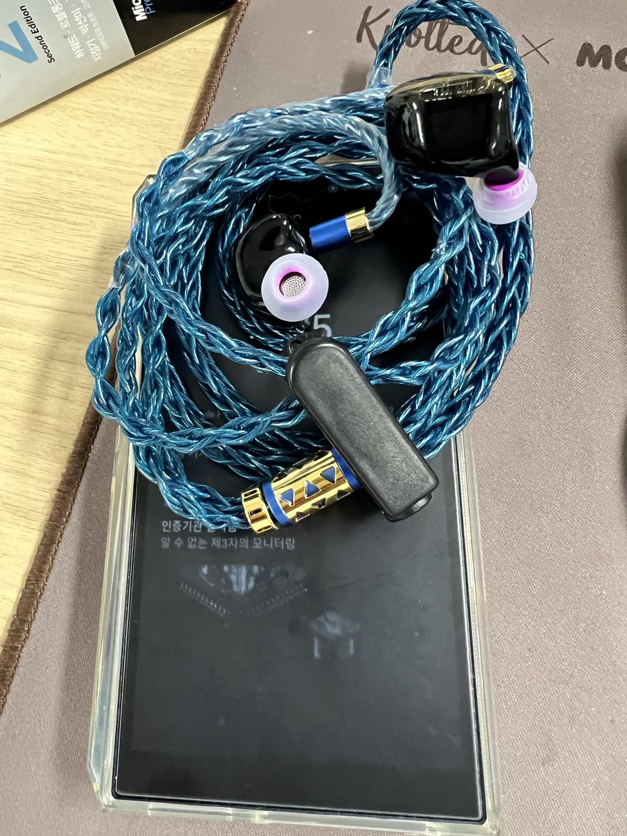 moros33240564's tweet photo. エメラルドグリーンの編み込みケーブルに、骨伝導を組み込んだHS9。
ボーカルが柔らかく前に出てくる組み合わせで、静かな夜に聴きたくなる音です。
XINHS S80とHS9、相性の良い一組です。
#XINHS #S80 #HS9 #イヤホン #夜の一曲
https://t.co/Yjz6i84Sy0 https://t.co/vWV6Kq8wYo