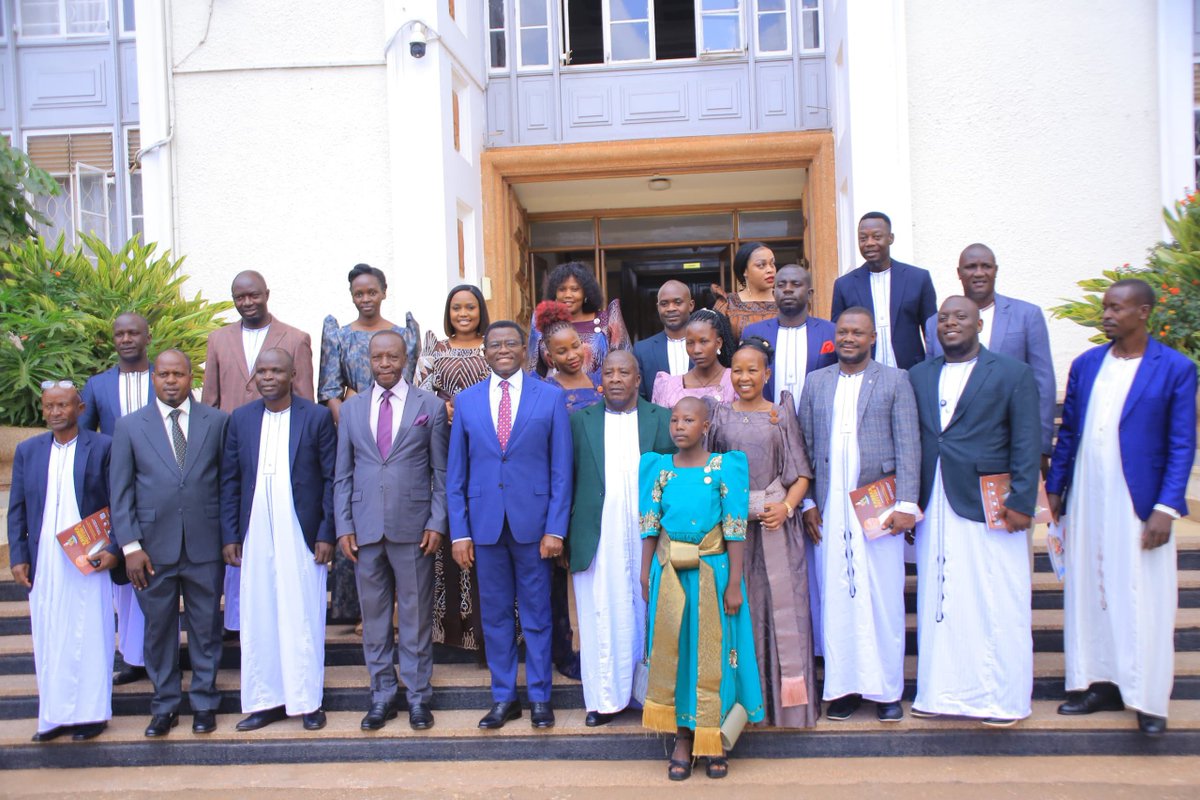 cpmayiga's tweet photo. Leero nkyazizza Muzeeyi Magala Tazzibwawo Balikyewunya okumwebaza olw'okwagala obuwangwa bwe, n'okubumanyisa abalala nga yeyambisa omutimbagano. 

Mu kwolesebwa kwaffe okw'okuzza Buganda ku ntikko, buli muntu alina ettoffaali ly'asobola okuteeka ku lugendo luno, Muzeeyi Magala mulaba emirundi mingi ng'annyonnyola obuwangwa bwaffe n'obukulu bwabwo eri abantu, ayagala nnyo eggwanga lye. 🤝

Abakozesa emitimbagano basaana okubeera abamanyi nga basooka kunonyereza kw'ebyo bye babuulira abantu, beewale okuwemula kubanga kittattana ekitiibwa kyabwe n'emikutu kwe boogerera.

Muzeeyi Magala n'abalala abamufaanana abenyumiriza mu buwangwa bwaffe ate ne babusomesa n'abalala bagattako nnyo ku kaweefube w'okuzza #BugandaKuNtikko. "Akola obulungi........"