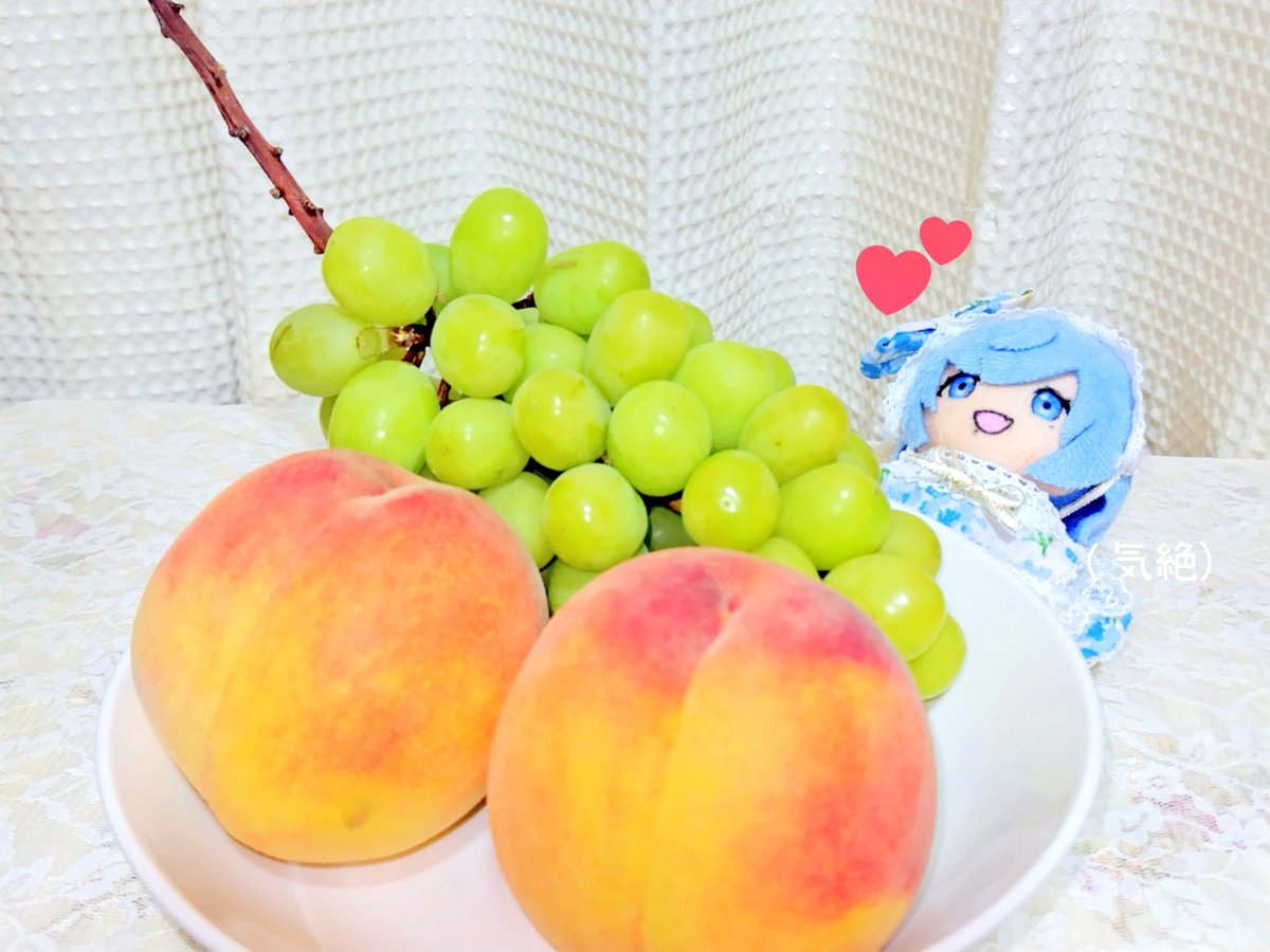 coco_hole's tweet photo. 美味しい黄桃とシャインマスカットだよ、わなぬいちゃん！❀.(*´▽`*)❀. https://t.co/zlEIcEPEKV