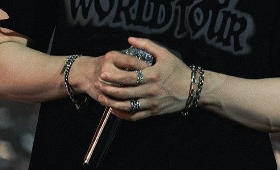 agust_dreams's tweet photo. Just another day of going crazy over Yoongi’s hands https://t.co/urEidqYuxT