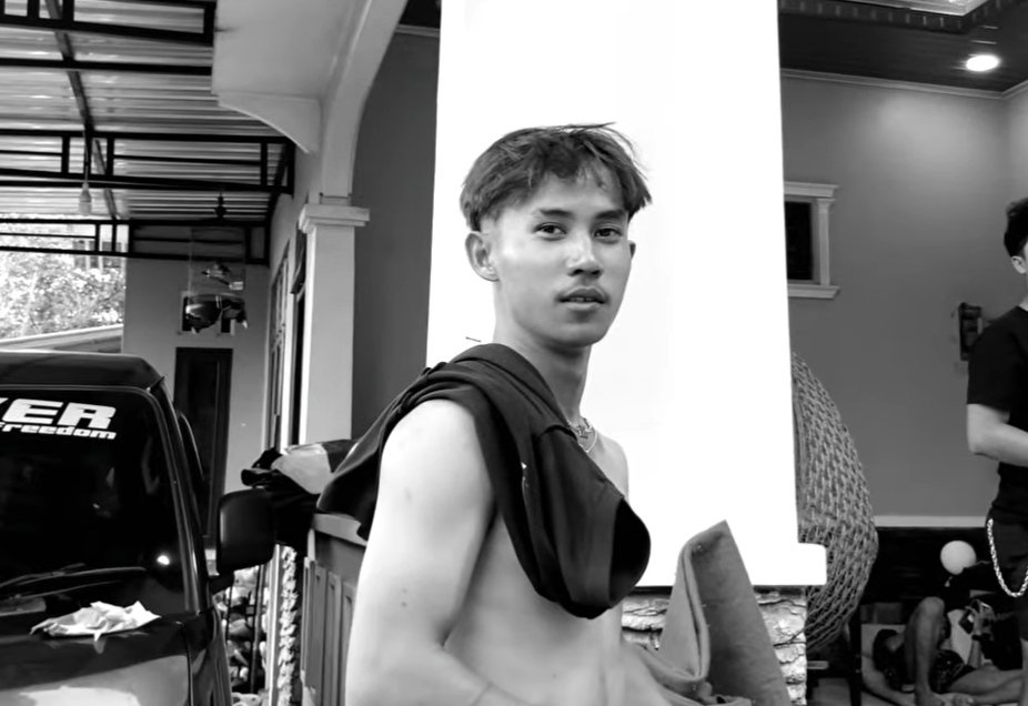 roywfix's tweet photo. Aku salut sih sama mereka, apa lagi mereka masih muda setelah liat di balik layar film (akhir pertempura) yng mereka bikin pasti gak mudah buat ngatur waktu dan semuanya apa lagi di kejar jam tayangnya, bener² salut aku sih👏 https://t.co/2WntP9E5HL