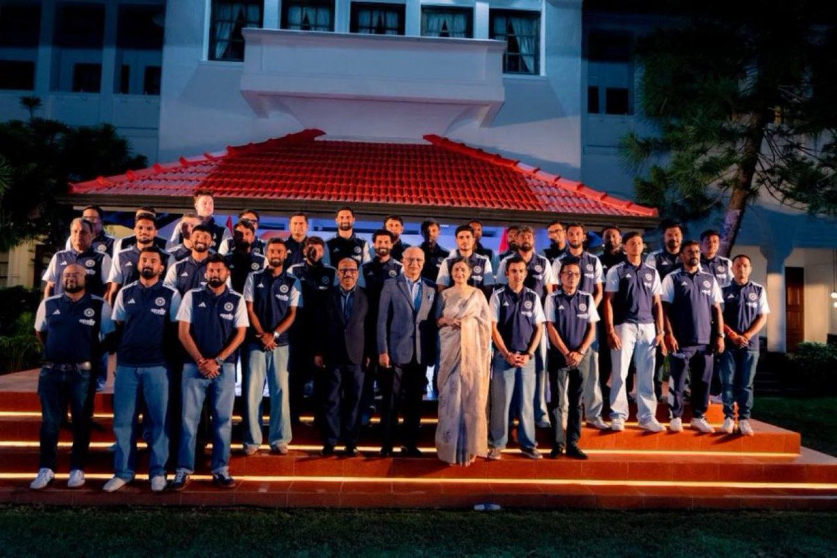 theKaushyy's tweet photo. High Commissioner of India to Sri Lanka hosted Team India at the India House in Colombo.

#INDvsSL #TestCricket https://t.co/fRdAvJOiE3