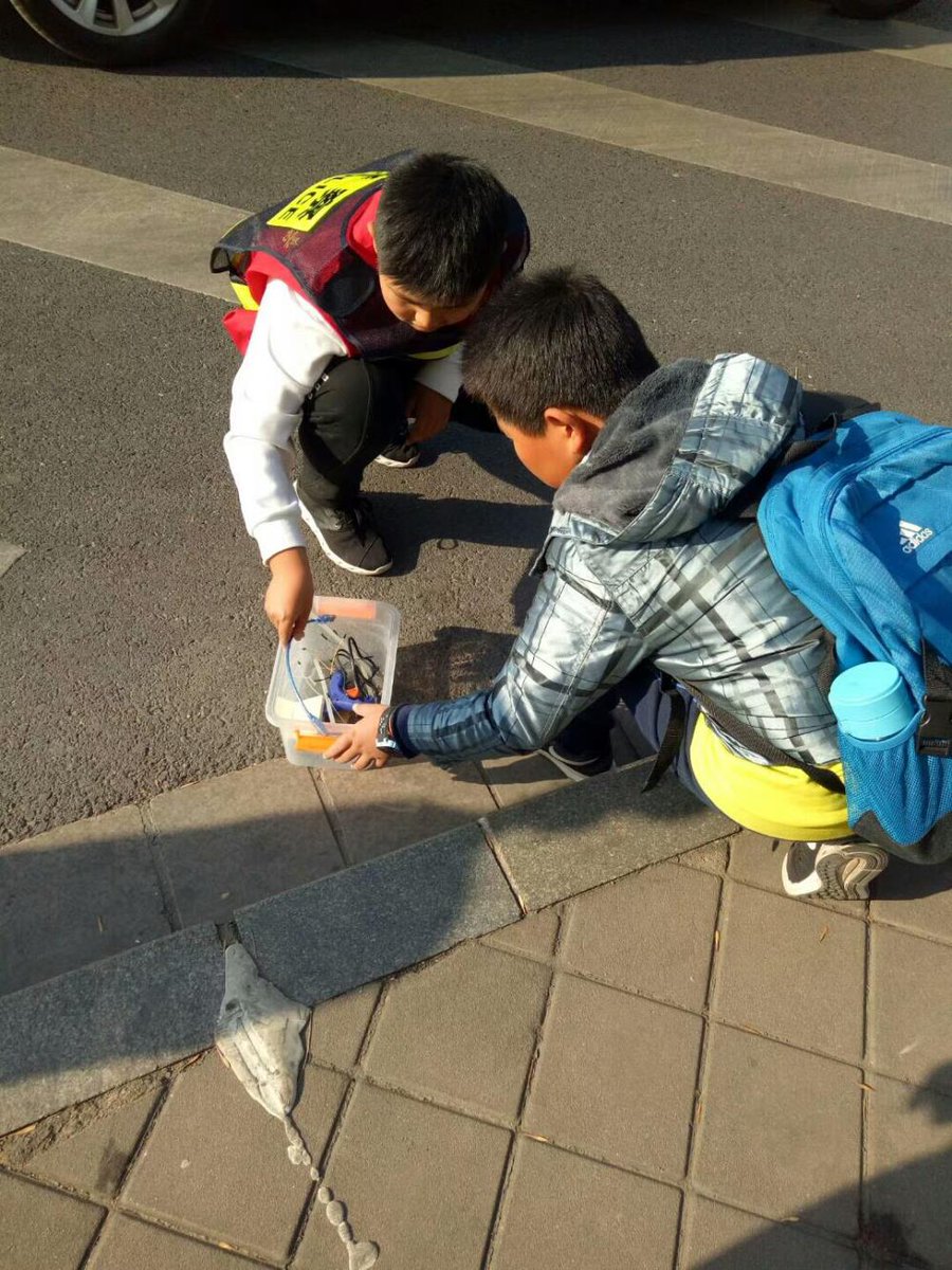 pclguh's tweet photo. Un desconocido me ayudó a recoger todos mis libros que se cayeron en la calle, no necesitaba decir mucho pero su gesto me calentó el corazón hoy.， https://t.co/Q1cedQkhdl