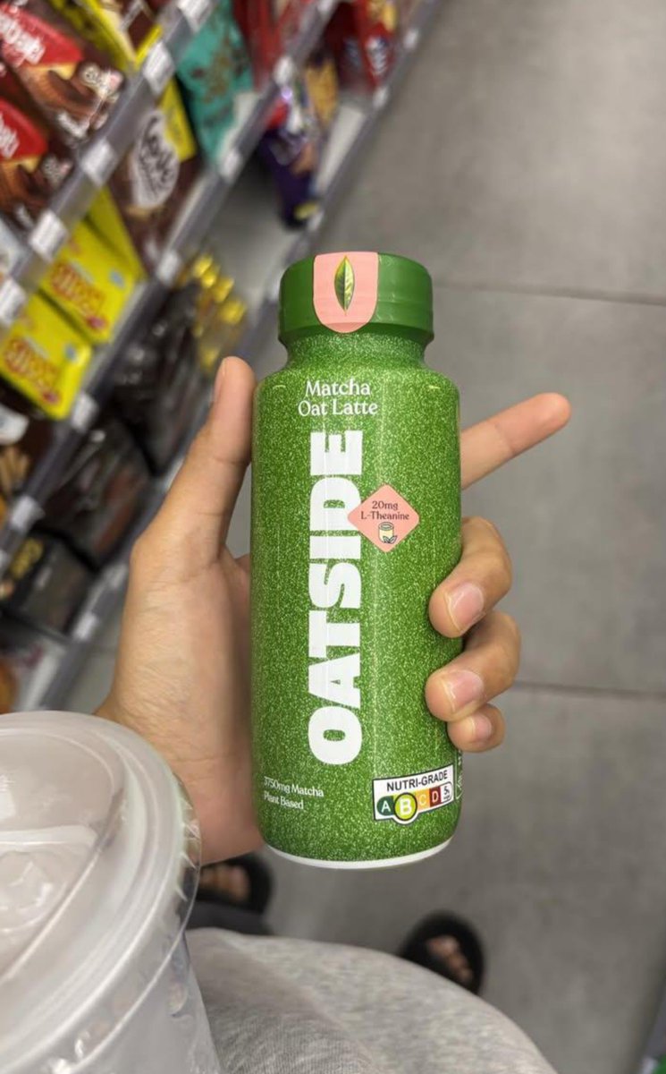 aquadreamt's tweet photo. PLS BARU TAU 😭🫵 OATSIDE ADA VARIAN MATCHA GUYS??? Rasanya creamy, matcha-nya mild tapi nagih🍵 https://t.co/YlMCi30q3A