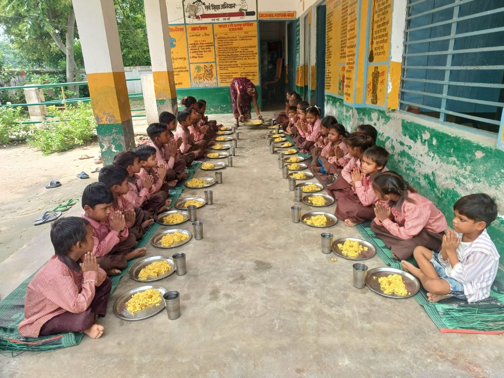 basicshiksha_up's tweet photo. पौष्टिक भोजन से स्वस्थ बचपन की ओर

जनपद उन्नाव के विभिन्न परिषदीय विद्यालयों में विद्यार्थी नियमित रूप से मिड डे मील के तहत पौष्टिक एवं संतुलित भोजन का आनंद लेते हुए।

मध्याह्न भोजन बच्चों के पोषण को मजबूत करने के साथ विद्यालय में उनकी नियमित उपस्थिति और सीखने के लिए बेहतर वातावरण सुनिश्चित करने में महत्वपूर्ण भूमिका निभा रहा है। 

बेसिक शिक्षा विभाग बच्चों के स्वस्थ विकास और गुणवत्तापूर्ण शिक्षा के लिए निरंतर प्रयासरत है।

#SchoolEducation #SamagraShiksha #BasicEducationUP #BasicShikshaUP @bsa_unnao