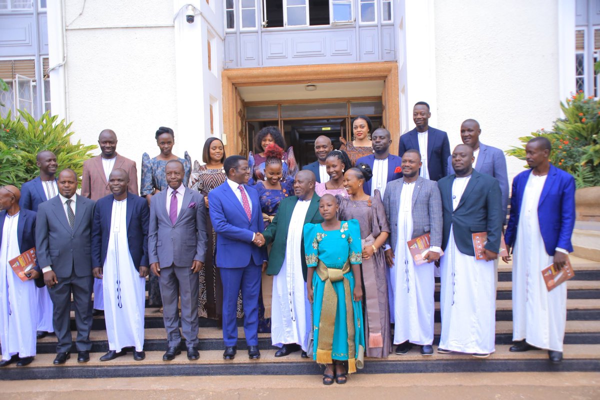 BugandaKingdom_'s tweet photo. Obwakabaka bwebazizza Muzeeyi Magala olw'okulwanirira Nnamulondo nga ayita mu kwogera ebikwata ku Bwakabaka ku mitimbagano n'okugatta ettoffaali ku nkulaakulana y'obwakabaka. 

Bw'abadde amukyazizza mu Bulange enkya ya leero, Katikkiro Charles Peter Mayiga agambye nti okwolesebwa kw'obwakabaka ye Buganda okudda ku ntikko, naye omulimu ogwo ssi gwa Katikkiro yekka wabula buli muntu mu kiti kye avunaanyizibwa butereevu ku kuzza Buganda ku ntikko, okugeza; omusomesa, omuyimbi, omulimi, munnamawulire, omukadde, omuvubuka okozeewo ki. Kuno kw'asinzidde ne yeebaza Muzeeyi Magala Tazzibwawo Balikyewunya atadde ettoffaali eddene ku kuzza Buganda ku ntikko mu kwogera obubaka obuyigiriza ebyafaayo bya Buganda, n'okulwanirira Nnamulondo. 

Katikkiro awadde bannamitimbagano amagezi okusooka okukola okunoonyereza ku bye babuulira abantu, n'agamba nti okwogera ekintu nga tokirinaako bukakafu kikusuula mu buzibu ekivaako okukangavvula amateeka. Abakubirizza okwewala okuwemula, n'okukyamuukirira kubanga omutimbagano gusobola okukufuula ow'amaanyi oba okukusuula ekigwo. 

Mu bigambo bye, Muzeeyi Magala, yeebazizza obwakabaka olw'okufaayo ku muntu wa bulijjo ali mu kiti nga ekikye n'asembezebwa embuga. 

Minisita w'Amawulire Okukunga era Omwogezi w'Obwakabaka, Oweek Israel Kazibwe Kitooke, mu buvunaanyizibwa bwe obw'okukunga abantu n'amawulire, ne bannamitimbagano nga Muzeeyi Magala nabo abalondoola era yakizuula nti Muzeeyi Magala alina eby'okuyiga bingi abantu ba Buganda bye beetaaga okumanya. 

Bannabitone okuli; Mesarch Ssemakula, Ronald Mayinja, Kazibwe Kapo, Princess Amira, bawerekeddeko Muzeeyi Magala okukiika embuga.