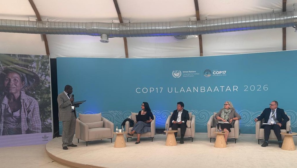 OSS_Comms's tweet photo. In Ulaanbaatar, @OSS_Comms is putting its expertise at the service of #land_restoration in Africa, combining data, mapping and #Earth_Observation to inform decision-making and #investment.
#UNCCDCOP17 #RestoringLand #RestoringHope https://t.co/uTb4awNsZA