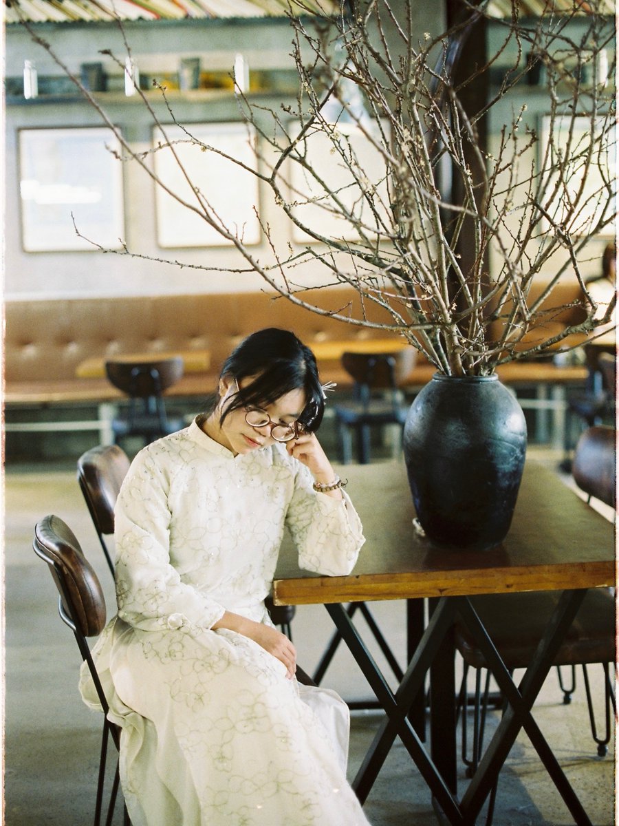 _silvermemory's tweet photo. chụp áo dài nữaaaa, mừng vì cổ @trg_ngoc_anh đã dĩn đc nét buồn man mác 🙂‍↕️

• Roll 13 - tháng 2 năm 2026
• Canon A-1 | Canon FD 50mm f1.4
• Kodak Vision 3 500T AHU 
• Dev @47plusminilab 

#canona1 #canonfd50mmf1_4 #kodakvision3500t #ahu #áodài https://t.co/ublPOETdcR