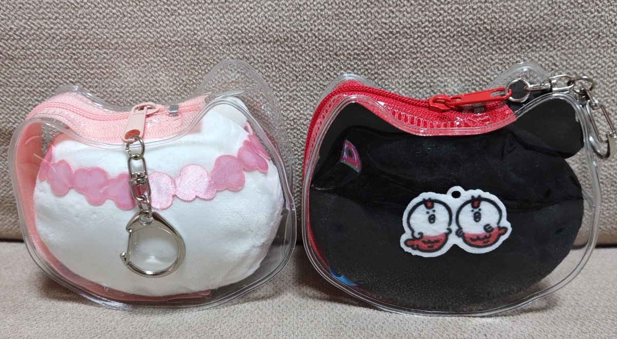 mityuyan0323's tweet photo. ちいかわもっちるフェイスマスコットを
セリアのネコ型ポーチに入れてみたら
サイズピッタリだったから汚れる心配
無くなりました✨☺️ https://t.co/9WpiJsNLYv