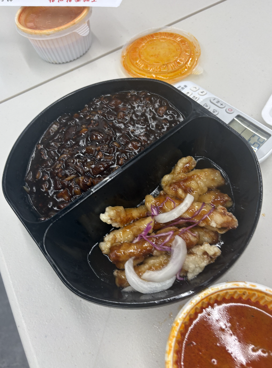 workdol_maknae's tweet photo. 아기병사 짜장면 먹방 미방분

일하느라 떡 된 짜장면에도 엄청 행복해하심
촬영 끝나고 남은 짜장면까지 야무지게 완그릇 했어요

애기들 밥 먹는 것마냥
한번 입에 넣고 오물오물하는데
옆에서 지원 하사님 엄청 귀여워하면서
입에 묻은 춘장 소스 보고 겁나 놀리셨어요

은채님 먹방 편집하다가 저도 참지 못하고
바로 짜장면 시켰습니다
다들 주말에 짜장면 어떠신지..

#홍은채 #HONGEUNCHAE 
#은채 #EUNCHAE 
#르세라핌 #LE_SSERAFIM