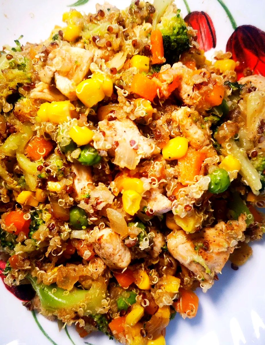 mstfy18826426's tweet photo. Simple high-protein low-fat chicken quinoa bowl with mixed greens for post-workout fuel! Quick, tasty, and perfect for your fat loss journey. https://t.co/DiBfOaP2Bw