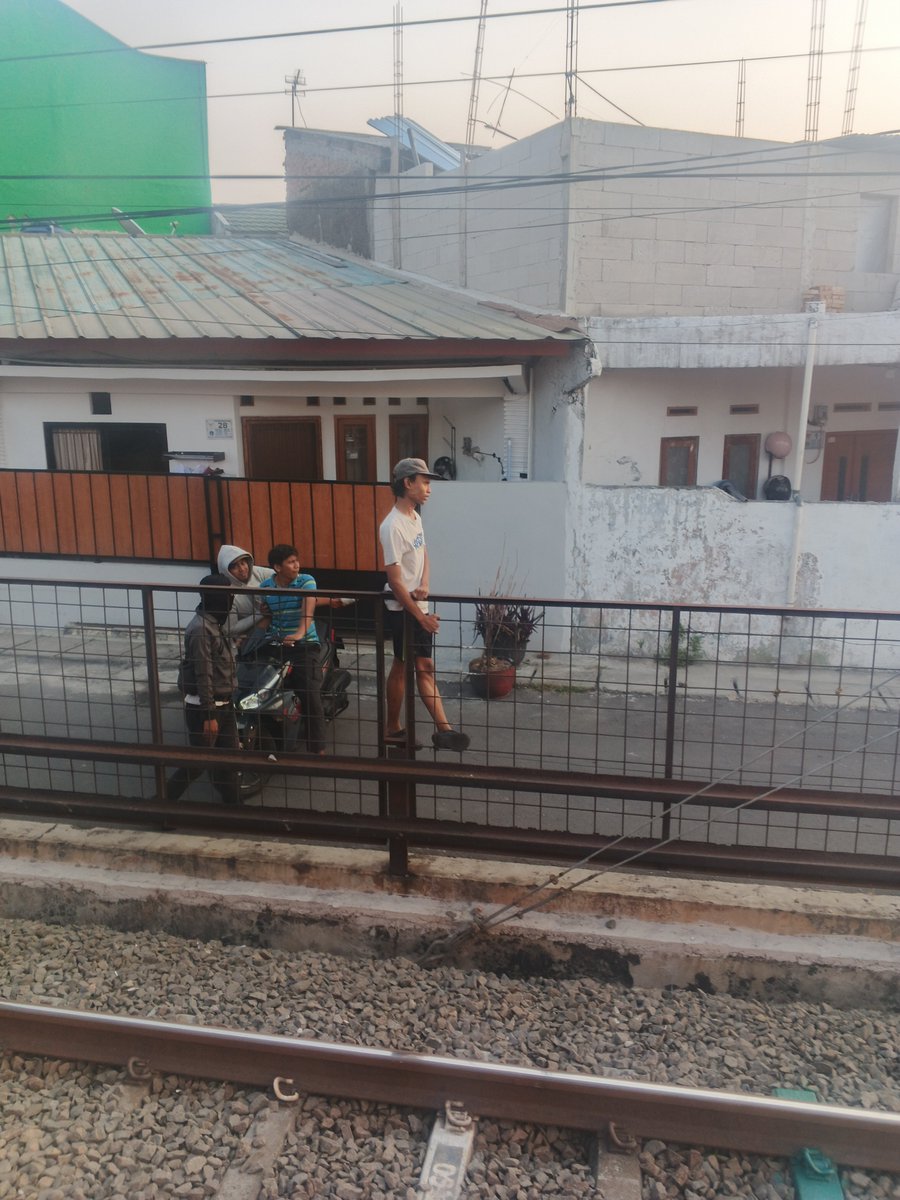Faqihnurrmn's tweet photo. Info a1 
 tawuran di rute krl tebet - Manggarai sekitar jam 17.10 @DivHumas_Polri 
#tawuran
#krl @infojakarta https://t.co/gJPLNs0Rx4