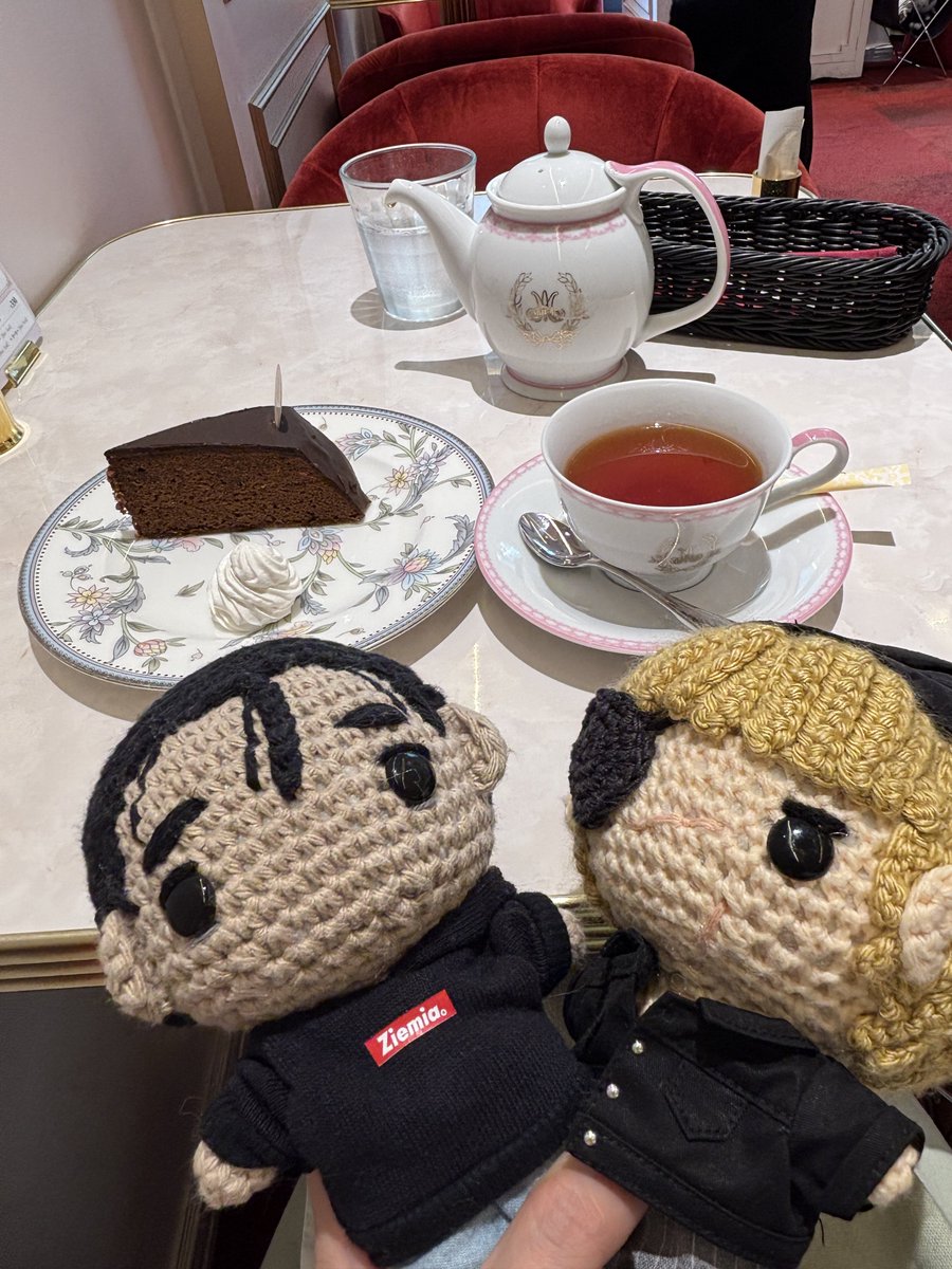 ski_smm's tweet photo. 今日行ったキノコ鍋のお店、スープが出汁出まくっててはちゃめちゃに美味しかった…。美容にも健康にも良さそう…。衣笠茸はサクサクとした不思議な食感で好きだったなー。また機会があれば食べたい💕
その後のマリーアントワネット推しのカフェは普通にオシャレで、混んでたけど美味しかった☕️ https://t.co/hPkKFzhznn