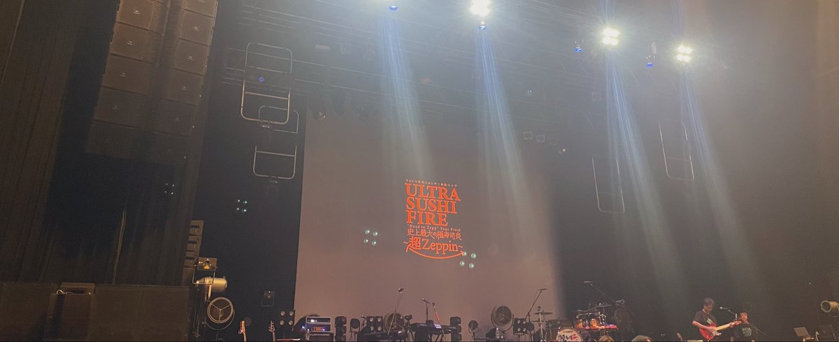 ayaka413's tweet photo. 昨夜はウルトラ寿司ふぁいやー初のzepp公演へ🍣好きがずっ〜と溢れて止まらんかったし、6人の楽しくて優しくて強くて心が弾むhappyな演奏が温度高く伝わってきて、本当に感動した🥲ありがとう🥲new衣装もカッコよくて大きなステージがとても似合う🫰🏻🔥これからも色んな景色を一緒に！みたい！ https://t.co/WjxS2QuPJB
