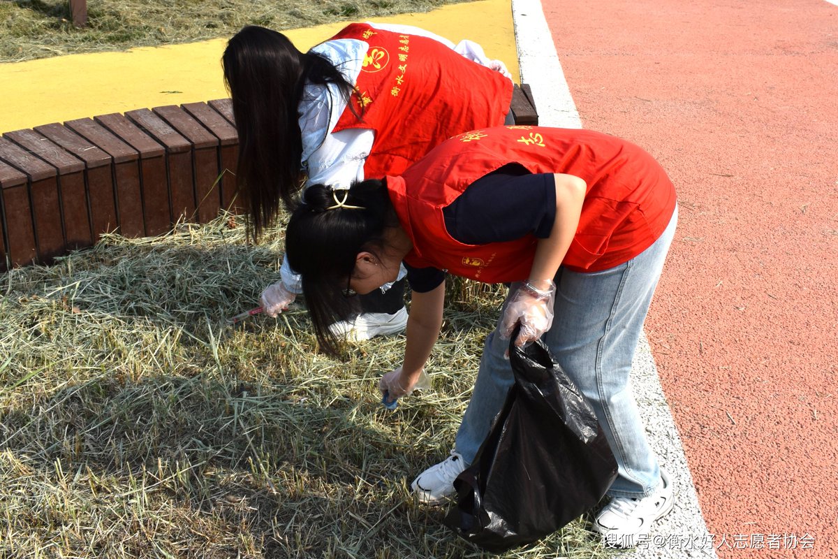 nadaabdelghaff2's tweet photo. Just finished a 4-hour community park cleanup with awesome volunteers! Picked up 12 bags of trash, saw kids playing on the grass we restored—small steps, big joy. https://t.co/Dvr5KuxCYx