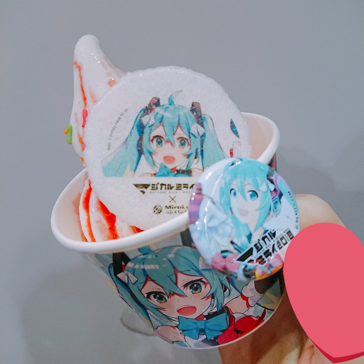 suomi_ku's tweet photo. 2018に食べた以来かもソフトクリーム
この缶バッジくじBOXみたいなやつに入っててくじ引き式だった気がする https://t.co/tOg6c1UiWN