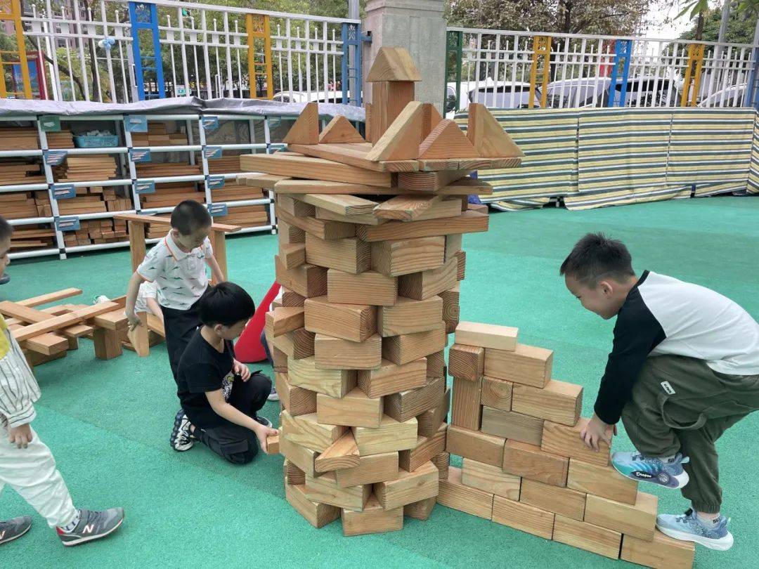 Mahmoud18302288's tweet photo. My 4-year-old taught me to build a block tower that’s way taller than me today—funniest, most memorable win I’ve had all week ， https://t.co/MqDMk0HSS0