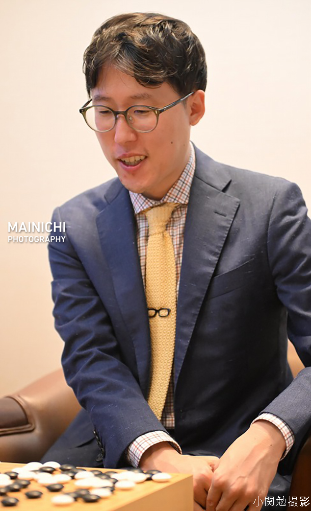 mainichiphoto's tweet photo. 囲碁の第51期碁聖戦五番勝負の第５局が21日、大阪市北区の日本棋院関西総本部で打たれ、井山裕太碁聖が挑戦者の佐田篤史七段に勝ち、対戦成績３勝２敗で防衛しました。

写真特集→
https://t.co/jjJczxSLct https://t.co/9I3QBllUOd