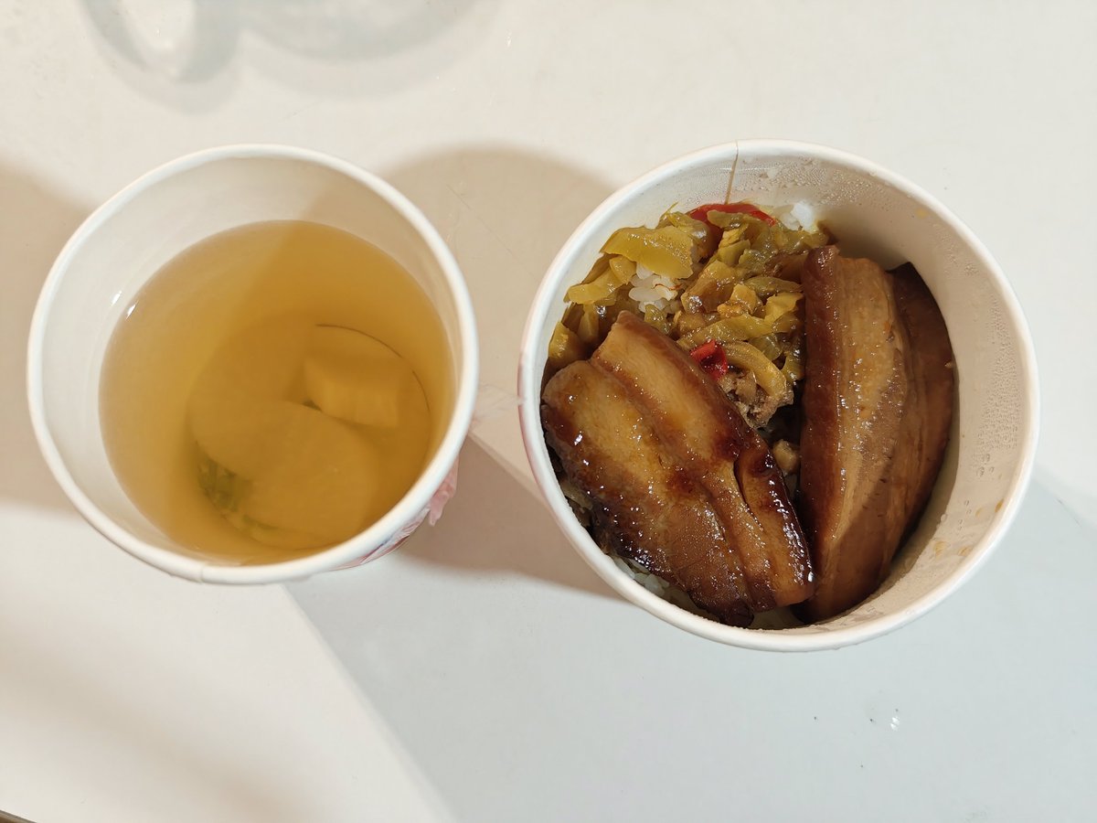 haruotpe's tweet photo. 台湾のCostcoフードコートのメニューには焢肉飯(大根スープ付き)がある。 https://t.co/GXyIZcB7e4