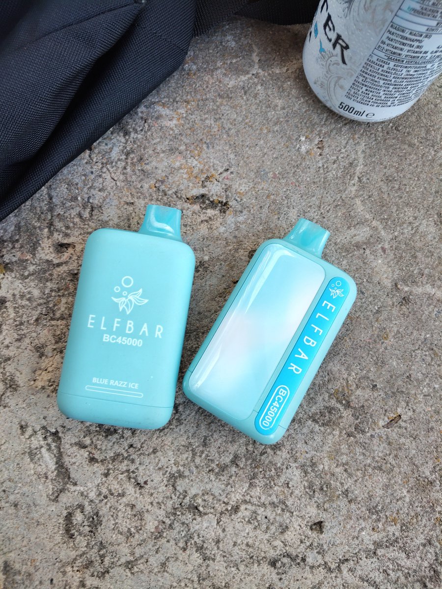 m4z1e_shtwt0_0's tweet photo. I FOUND 2 VAPES ON THE GROUND???? https://t.co/6Bm4UuoTLD