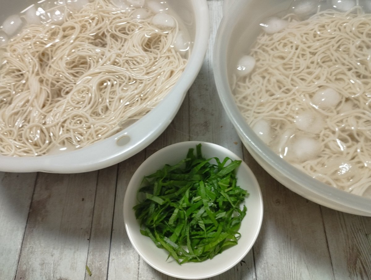 pismaruR's tweet photo. 右側が水に20分漬けておいた素麺
左が普通に茹でた素麺
水に漬けておいた素麺
格段に美味い！！
もうこれしかダメな位美味しい！ https://t.co/Ujqc07sQBU