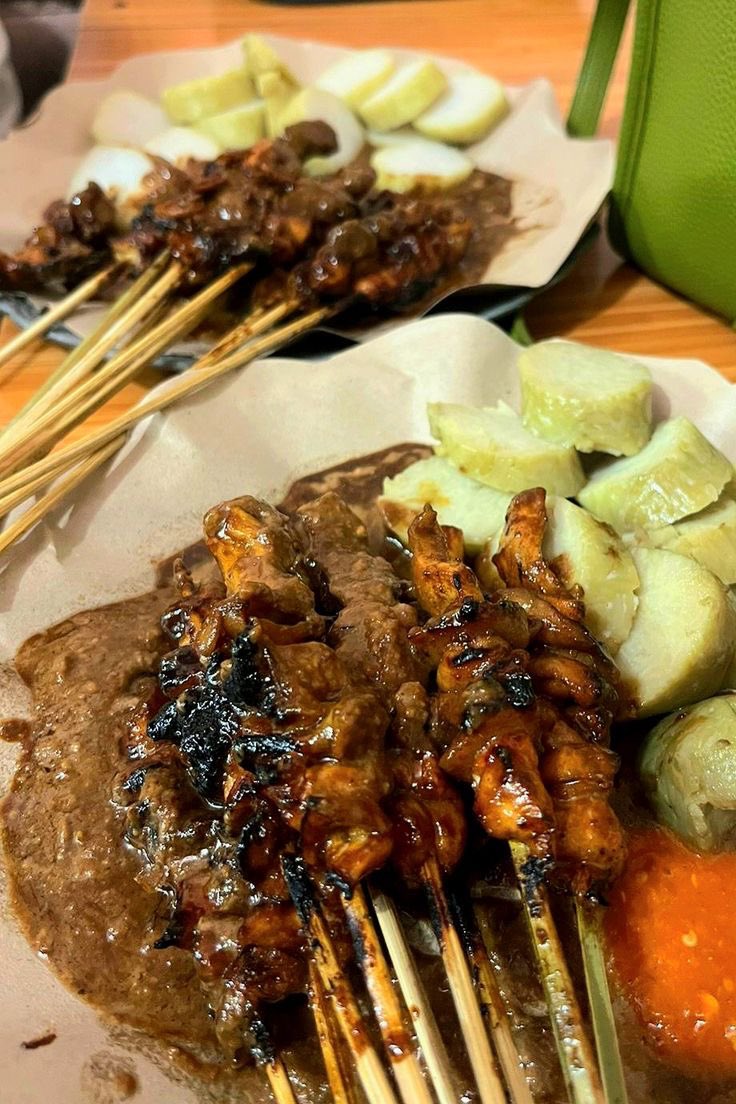 cookieriana's tweet photo. Pilihin makan malam dong! Mending penyetan atau sate? https://t.co/V6ksp8OLaX