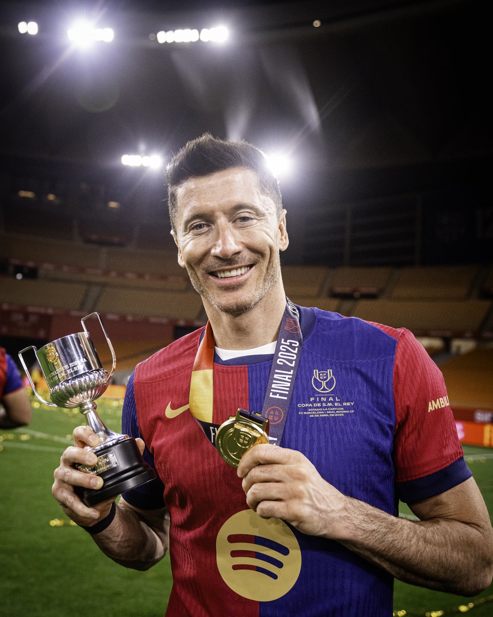 FCBarcelona's tweet photo. Happy birthday, Lewy! 🎂
Enjoy your day! 🥰 https://t.co/uRl4reHSMr