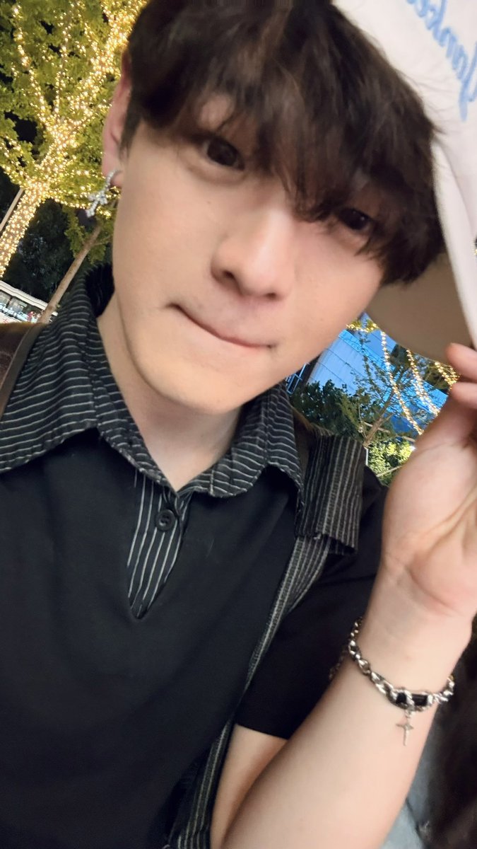 Weather7u7's tweet photo. 少男心事：感觉大家都喜欢锋利 有攻击性的五官 我这种长相怕是没那么讨喜 https://t.co/7DabQs4HTO