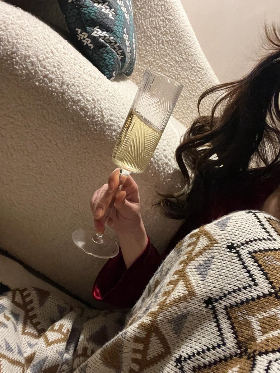 xiaodawangw's tweet photo. 孤独的夜。就是红酒一样只能自己品尝的时候  才能明白这些苦涩的味道 https://t.co/hFgQFAEWSZ
