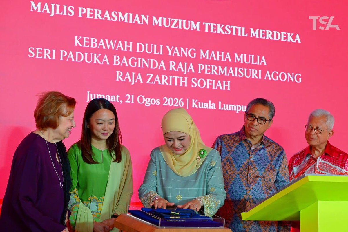 shamsulazribakr's tweet photo. Menjunjung kasih Kebawah Duli Yang Maha Mulia Seri Paduka Baginda Raja Permaisuri Agong Raja Zarith Sofiah atas perkenan menyempurnakan Majlis Perasmian Muzium Tekstil Merdeka di ibu negara petang ini.

Alhamdulillah, turut berkesempatan bertemu Tan Sri Dr. Zeti Akhtar Aziz, tokoh negara yang cukup disegani dan anakanda kepada Allahyarhamah Azah Aziz atau Mak Ungku. Legasi Mak Ungku sebagai Tokoh Budayawan Melayu dalam memartabatkan tekstil, busana dan kebudayaan Melayu meninggalkan kesan yang begitu mendalam, mengingatkan kita bahawa warisan bukan sekadar untuk dikenang, tetapi untuk terus dipelihara, dihayati dan diwariskan kepada generasi seterusnya.

#MalaysiaMADANI
#YakinMADANI
#MADANIBekerja
#ReformasiSatuKemestian
#TaatSetia

©️𝟮𝟬𝟮𝟲 𝗣𝗘𝗝𝗔𝗕𝗔𝗧 𝗞𝗘𝗧𝗨𝗔 𝗦𝗘𝗧𝗜𝗔𝗨𝗦𝗔𝗛𝗔 𝗡𝗘𝗚𝗔𝗥𝗔
